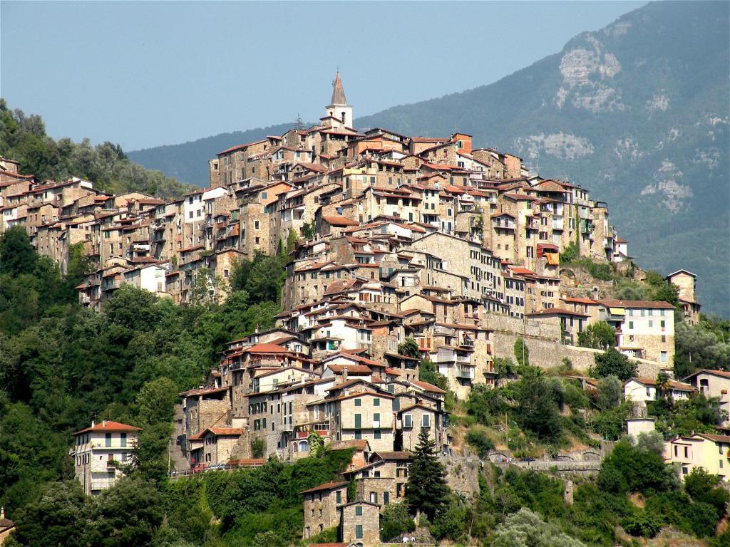 Muntaecara Hotel Diffuso Apricale Exterior photo
